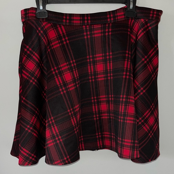 Hot Topic Dresses & Skirts - Hot Topic size XL Red & Black Plaid Side Pocketed Zip Front Mini Skirt